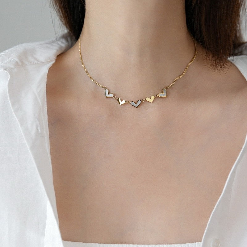 Collar de concha con incrustaciones de acero de titanio con forma de corazón dulce