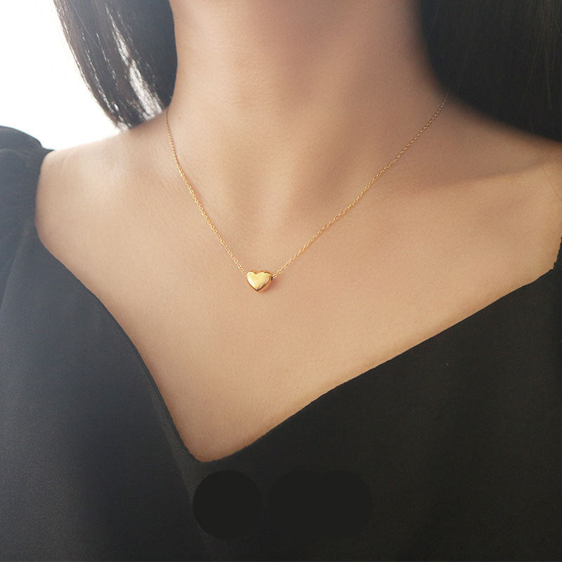 Collar colgante chapado en oro de titanio con forma de corazón dulce